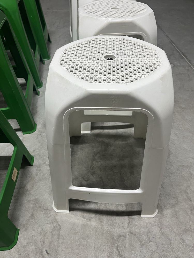 Vendo 4 Bancos Verdes e 4 Verdes de plastico em bom estado