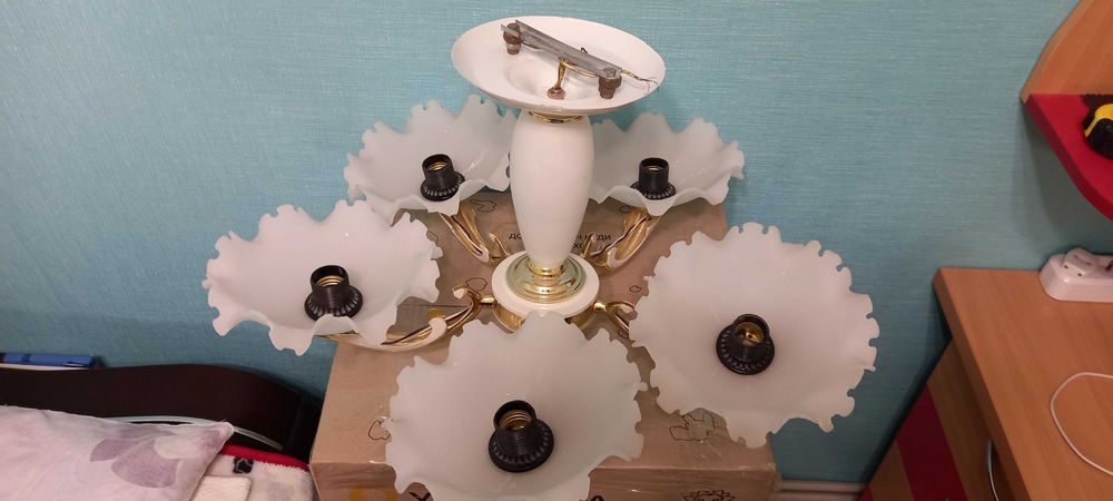 Продам белую люстру на 5 плафонов в хорошем состоянии