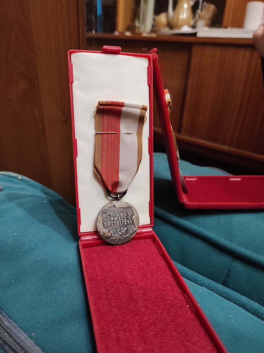 Medal Odznaka 40 lecie Walka Praca Socjalizm PRL 1944 - 1984 PRL retro