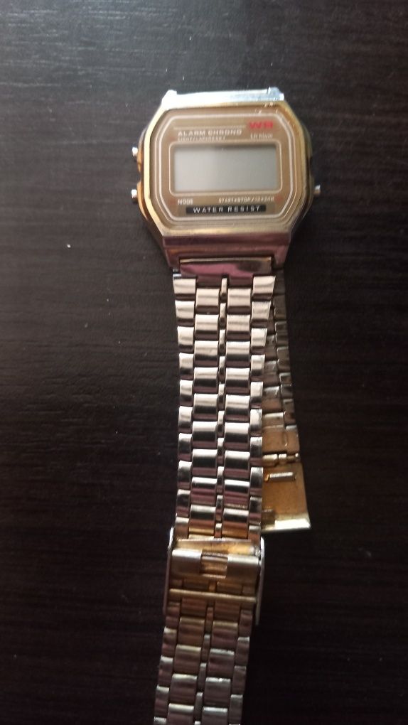 Zegarek cyfrowy w stylu retro-zloty
