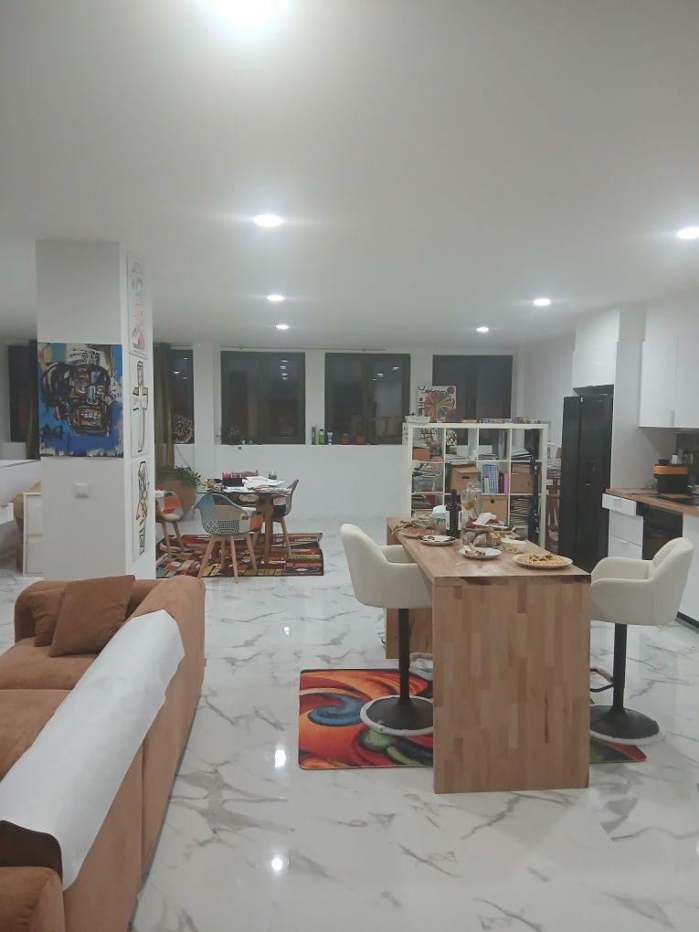 Aluga Quarto senhora idónea