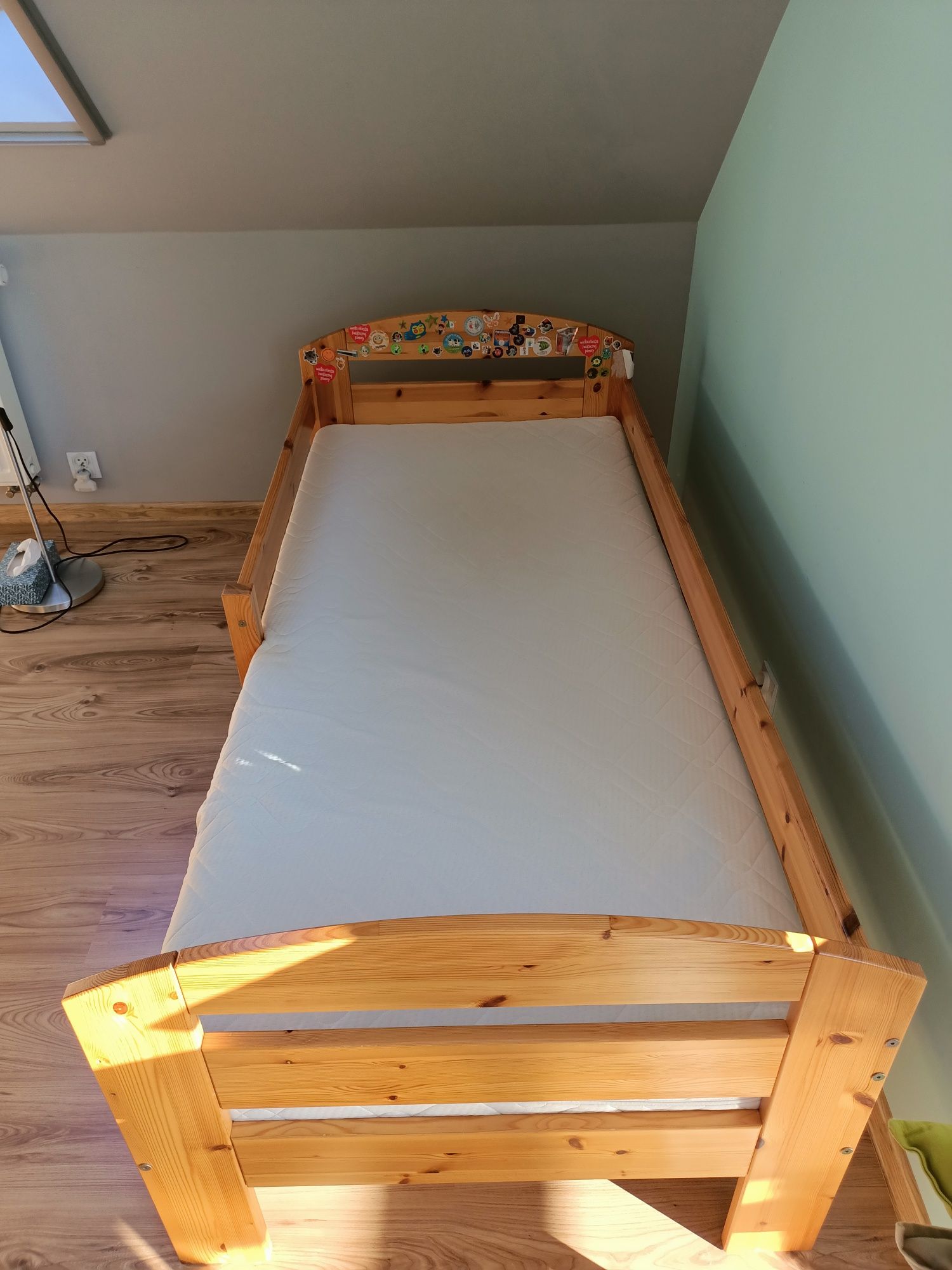 Łóżko sosnowe drewniane dziecięce z barierką 80x180