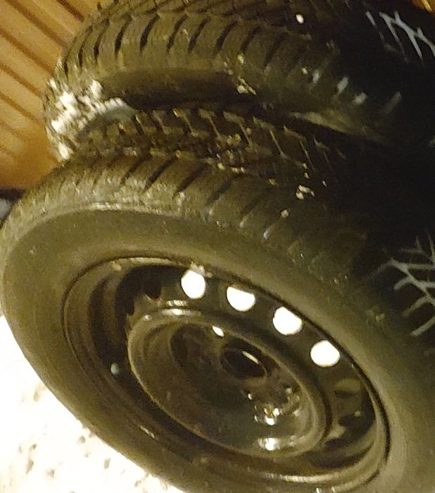 Opony zimowe Dębica kpl felgi i kołpaki oryginalne Toyota Auris 2