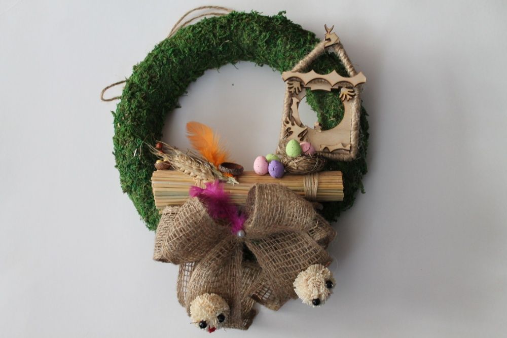 wianki pokryte mchem jako półprodukt do tworzenia dekoracji