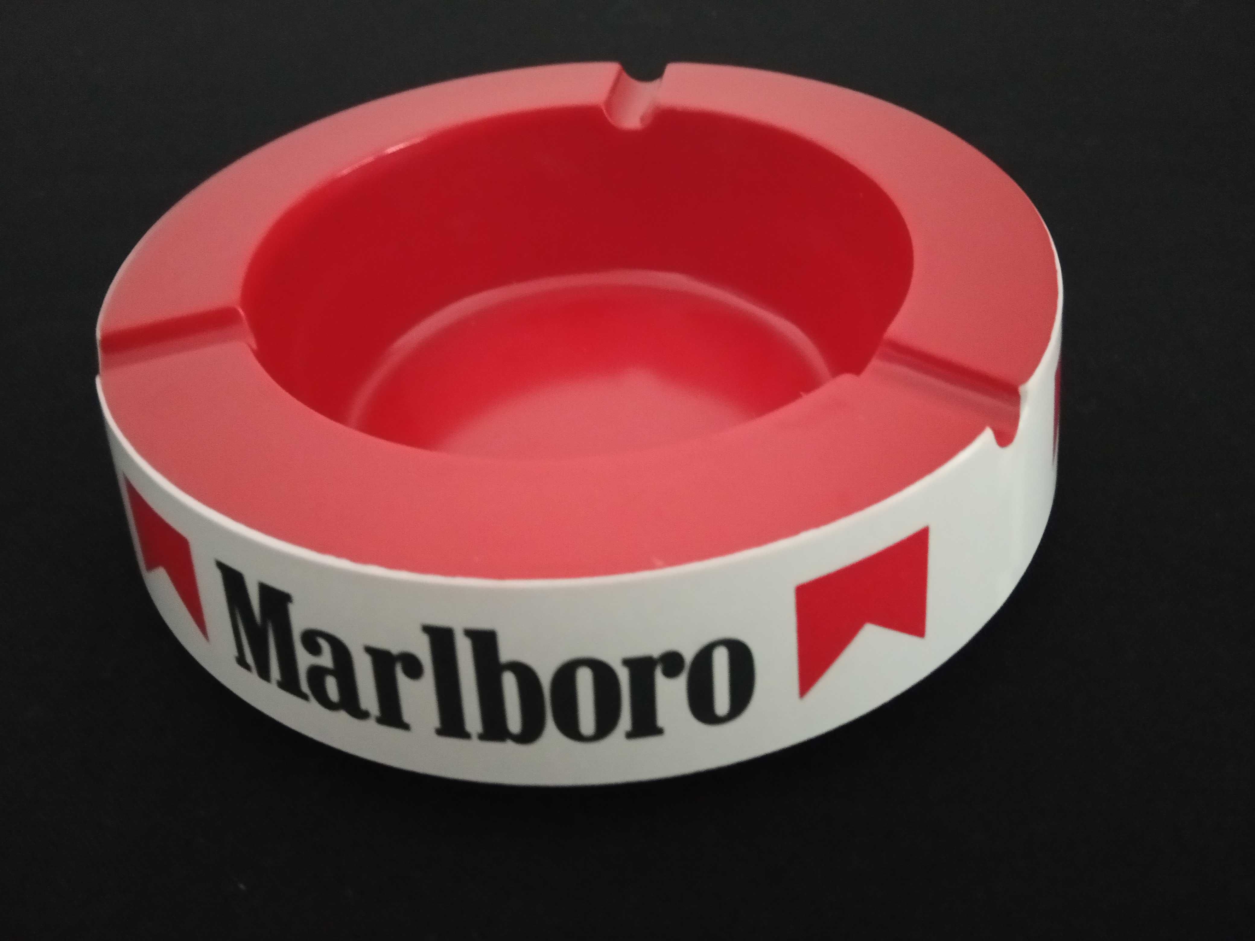 Marlboro - Cinzeiro e isqueiros