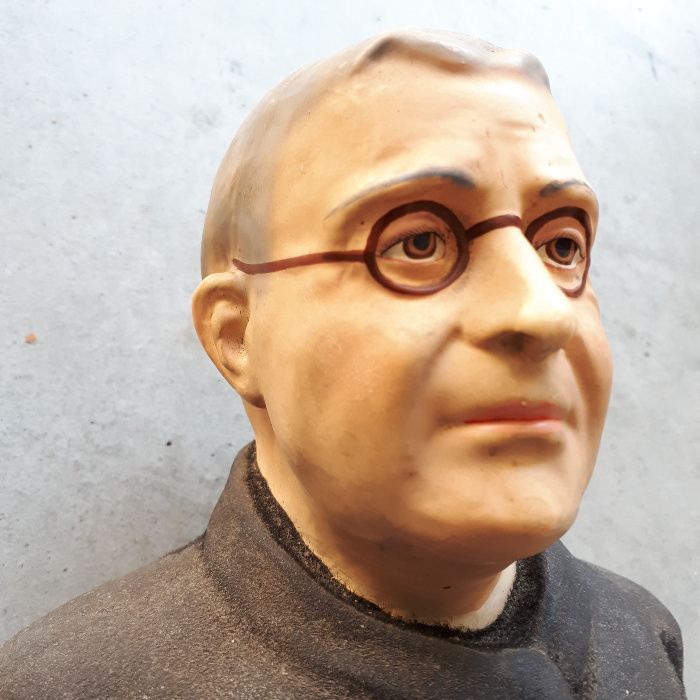 Busto Padre Américo ( grande fundador da Casa do Gaiato) , antiguidade