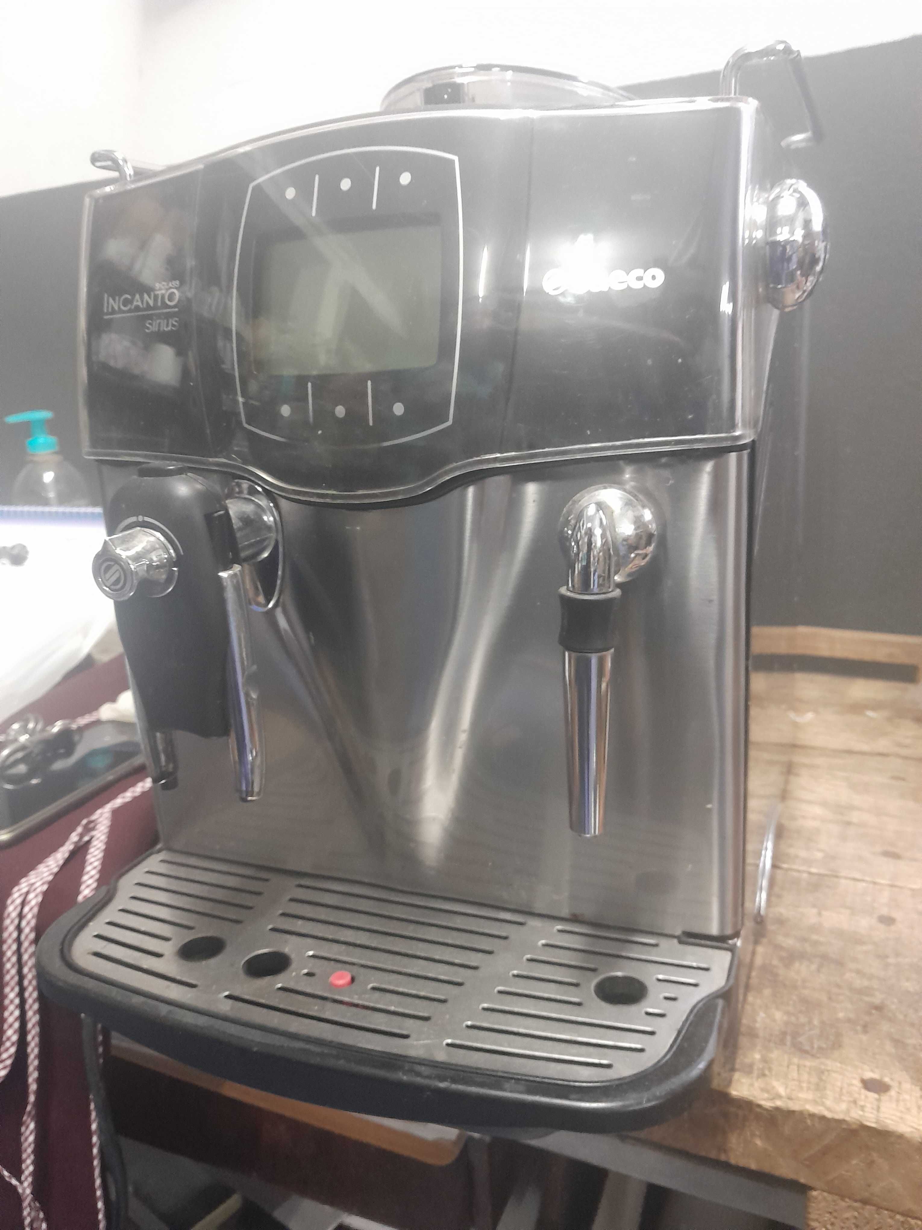 Maquina café Saeco Incanto ou Krups automatica.