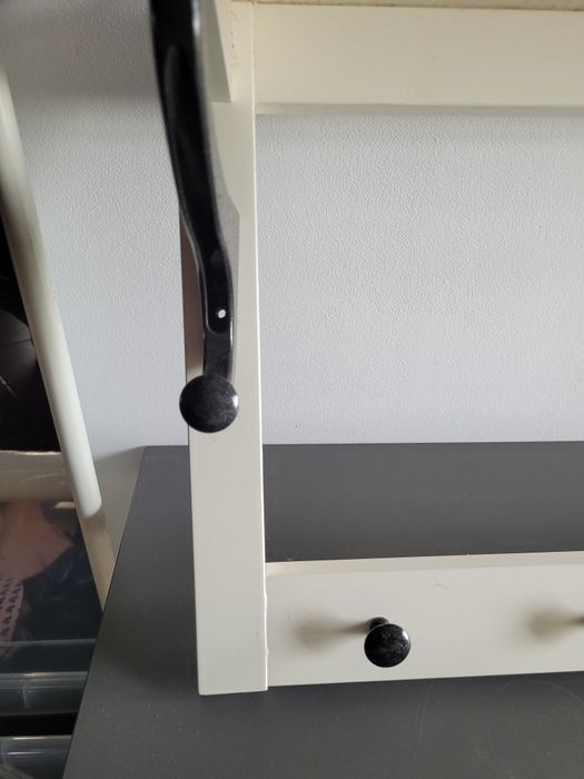 Biały wieszak do przedpokoju