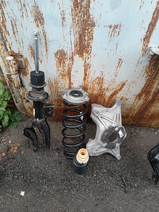 Оригінальна передня права стійка амортизатора Тесла модель Y.