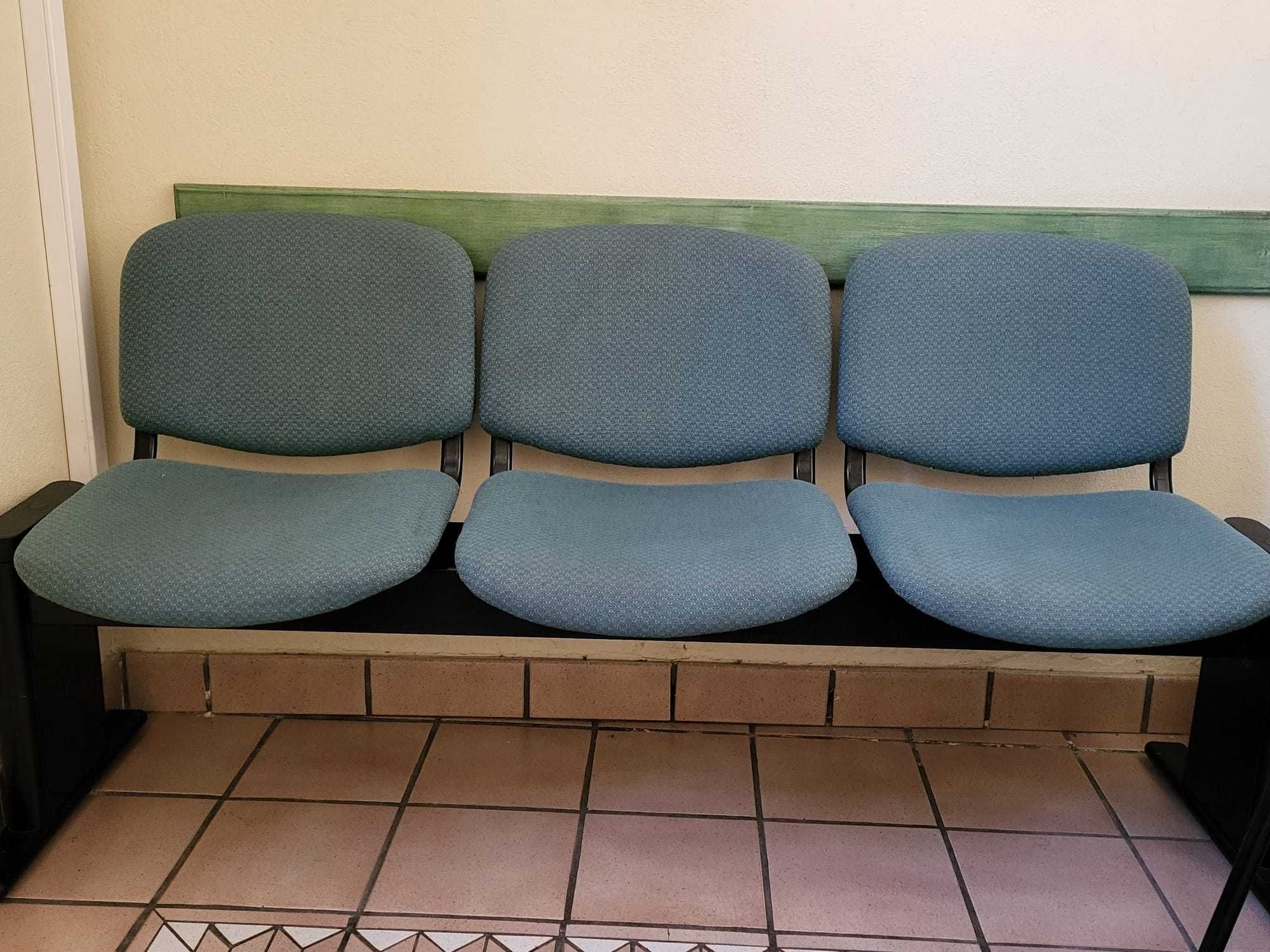Bloco de 3 cadeiras + 5 cadeiras individuais - BOM ESTADO