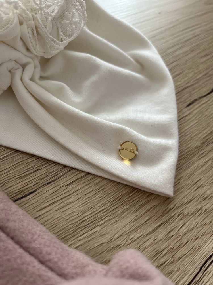 Czapka wiosenna cieńka turban ecrue kremowa niemowlęca chrzest Noeli