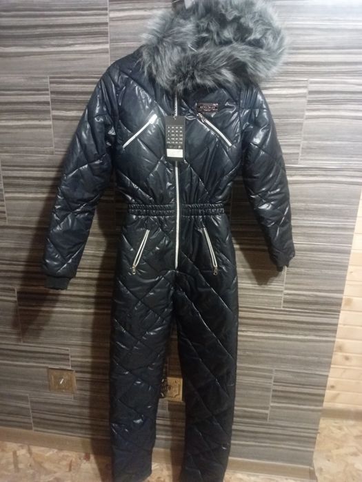 Продам зимній жіночий комбінезон.