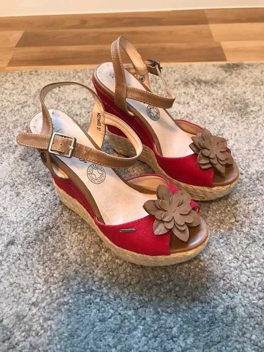 Piękne buty na wysokiej koturnie rozm 37