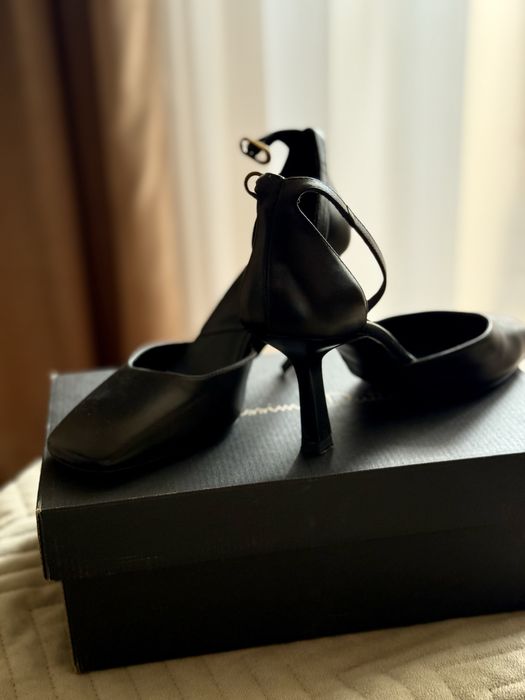 Чорні шкіряні туфлі, massimo dutti на підборах.