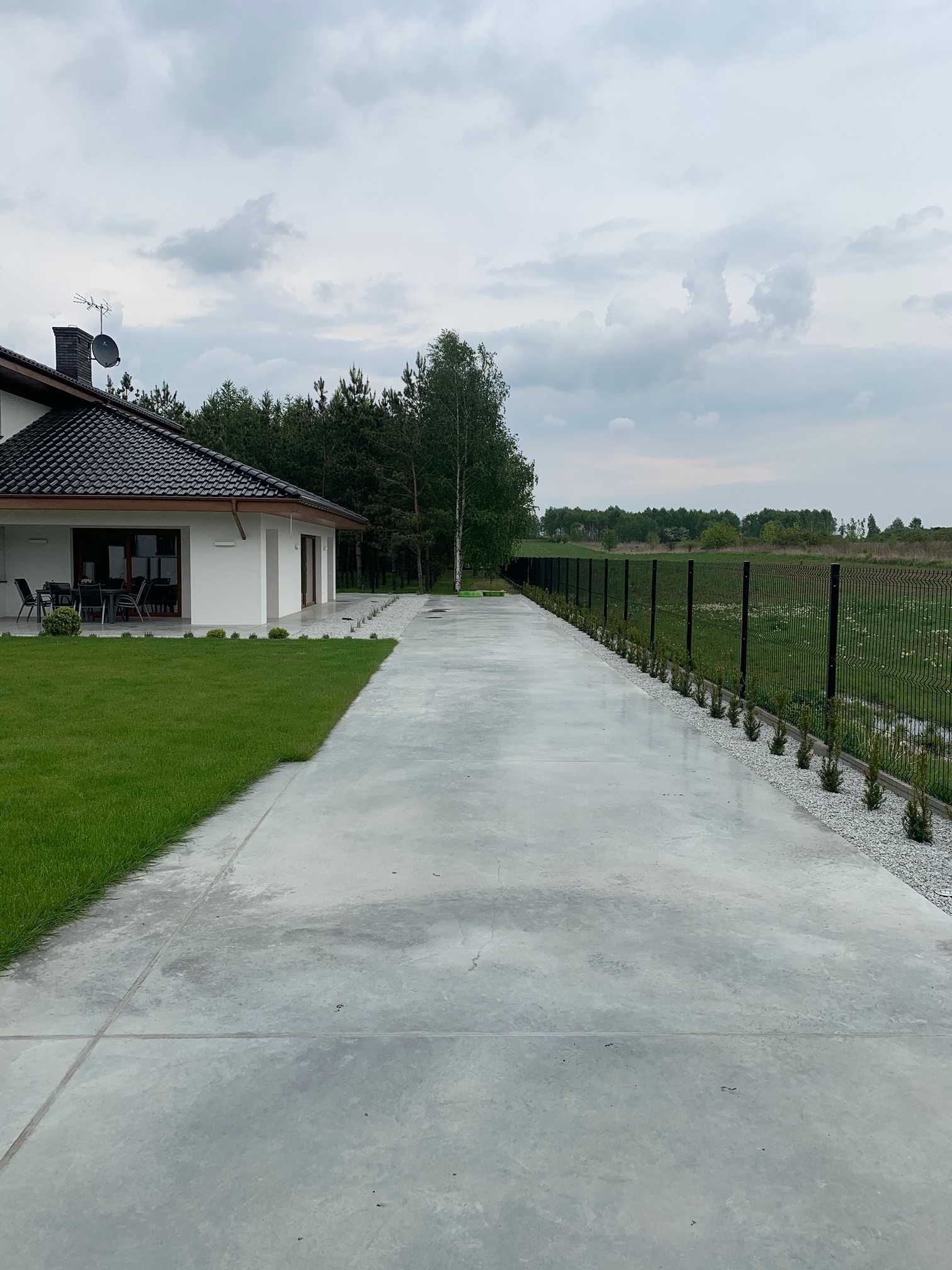 Podjazdy betonowe, podjazdy pod dom, beton architektoniczny polerowany