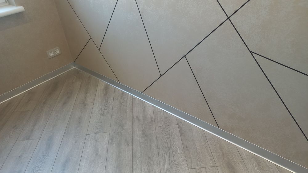 Монтаж  плинтуса,ламината