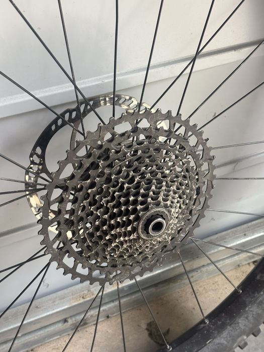 Koło tylnie 27.5 dt swiss e1900 z kasetą, tarczą oraz oponą.