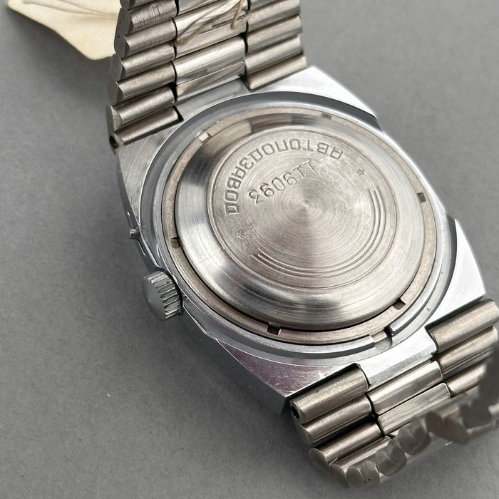 Zegarek vintage Slava – Tank | czarna tarcza | dzień + data | USSR