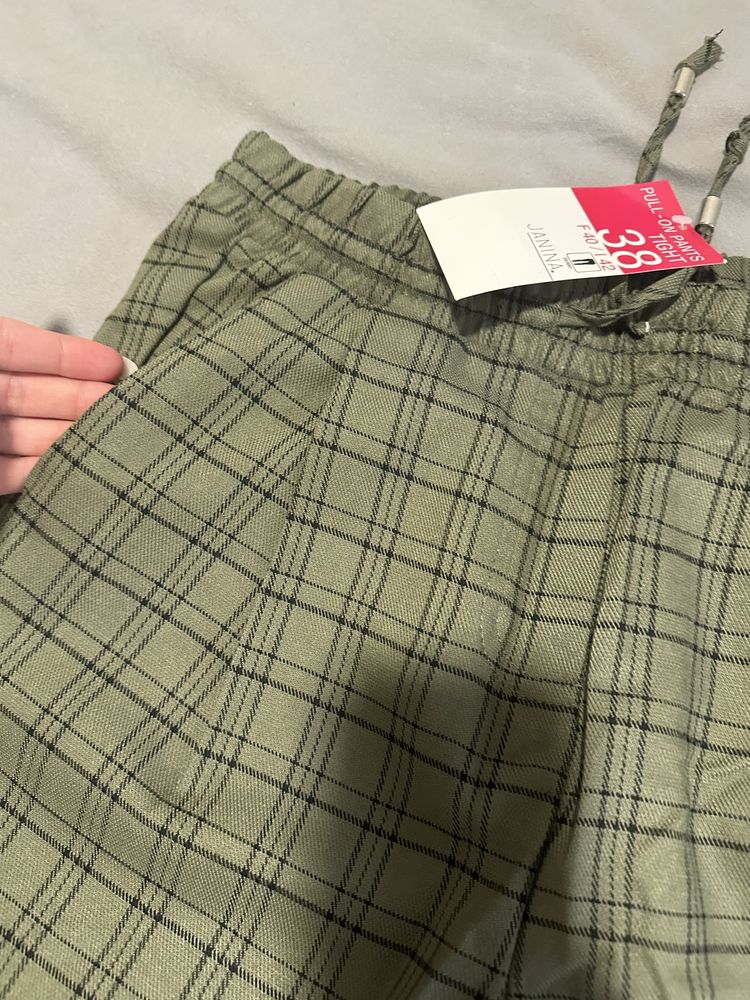 Calça cáqui em cela de verão novo