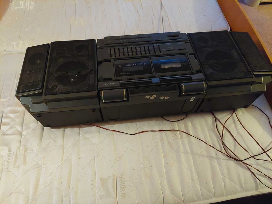 Odtwarzacz  kasetowy i chyba radio bo ma antene.