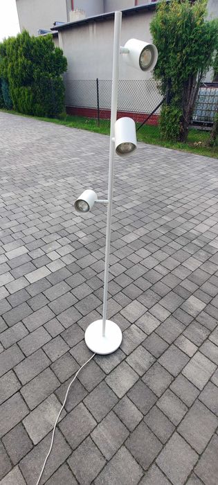 Lampa podłogowa NYMÅNE z 3 reflektorami