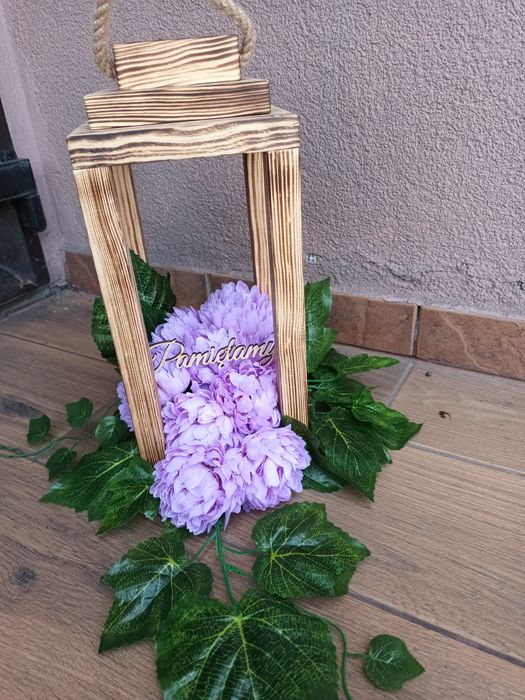 Lampion na cmentarz z chryzantemami