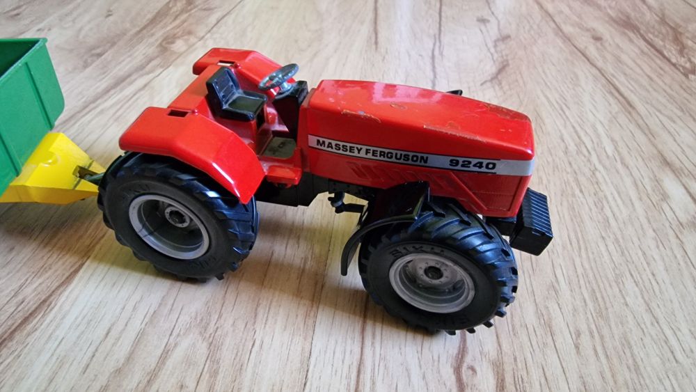 Siku 1:32 Traktor Massey Ferguson + przyczepa