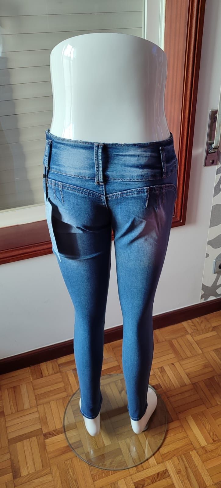 Calças de ganga estilo colombiano, Push-Up - Novas

- Talla 12 e 14 (L
