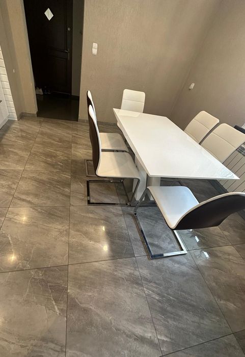 Stół i 6 krzeseł firma Paged, biały połysk