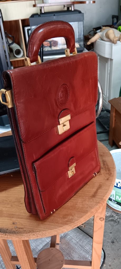 Bolsa pele tiracolo em estado novo