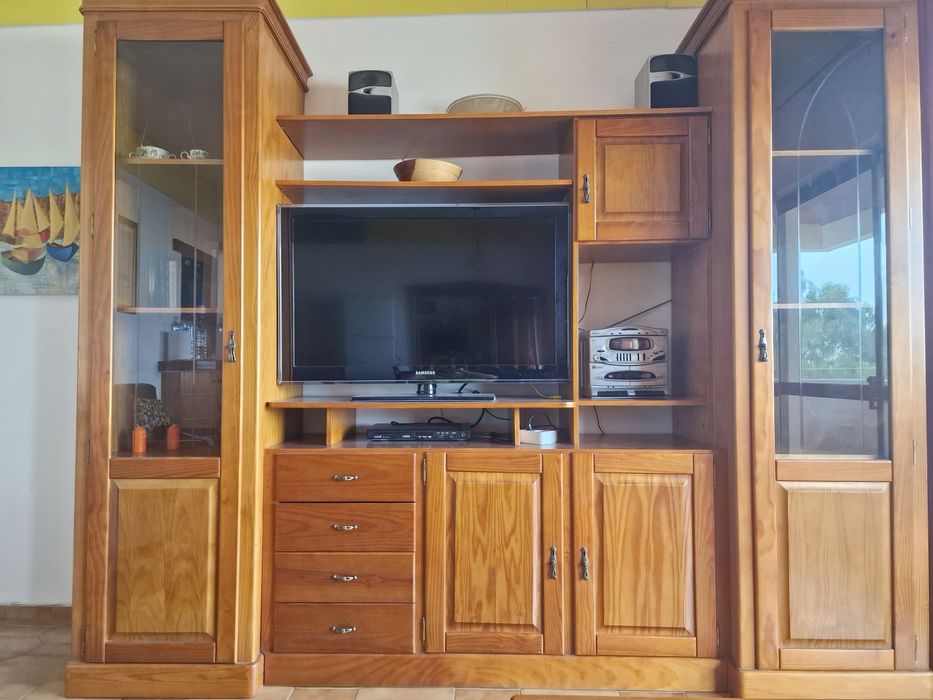 Móvel de sala com cristaleiras estilo vintage