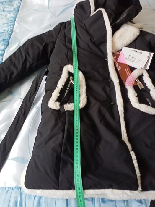 Куртка чорна з білим хутром