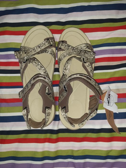 Продам нові жіночі сандалі Grition 40 р