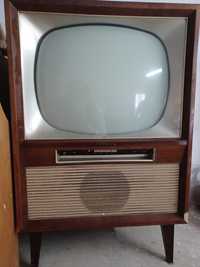 Televisão Philips muito antiga em móvel