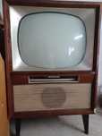 Televisão Philips muito antiga em móvel