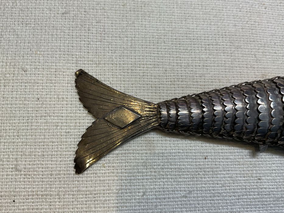 Antiga caixa de rapé em prata em forma de peixe