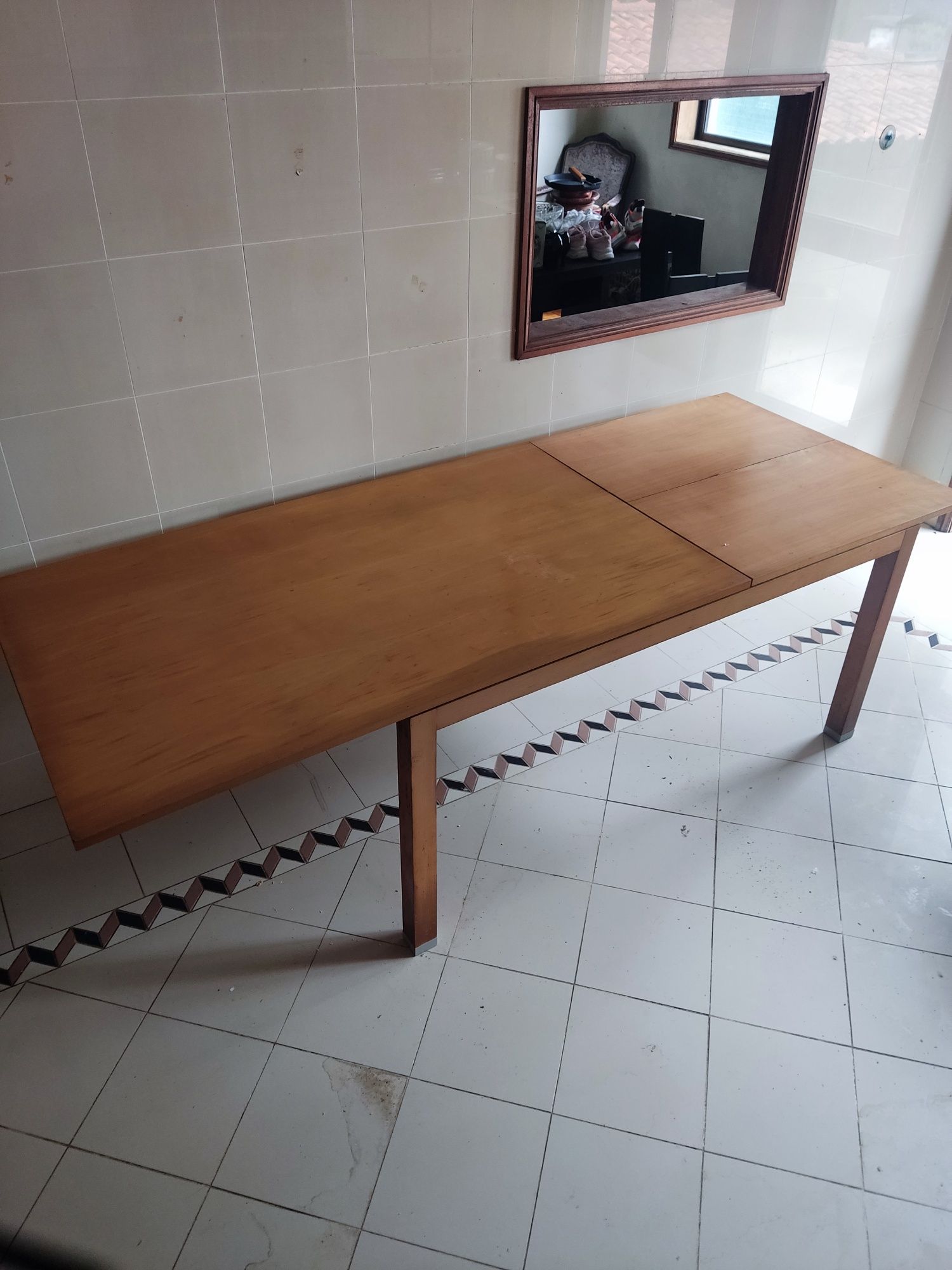 Mesa extensível em madeira clara