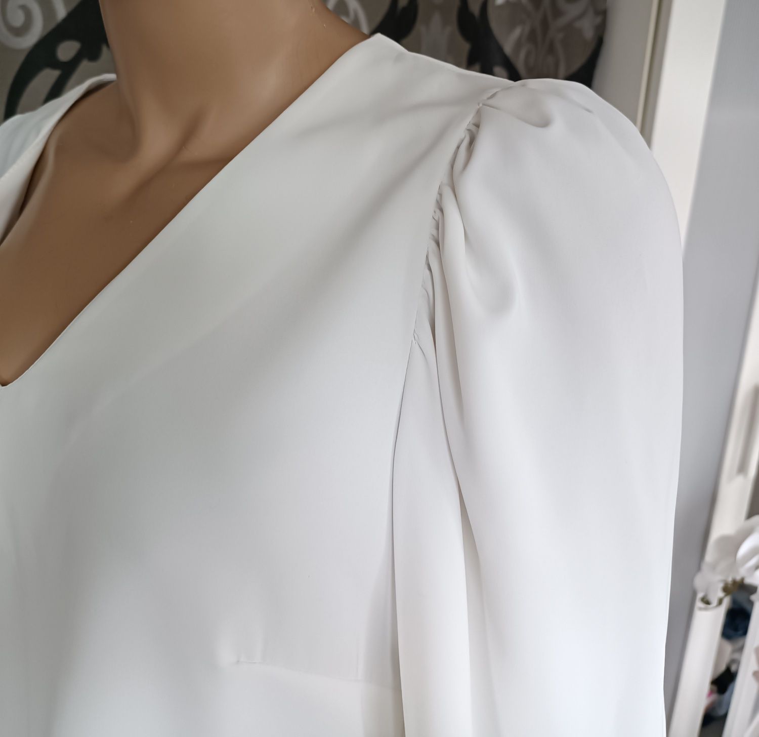 Elegancka biała bluzka koszulowa z bufiastymi rękawami atłasowa