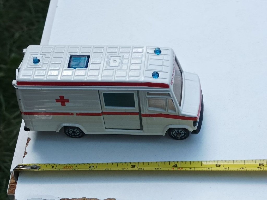 model Mercedes benz ambulans Siku