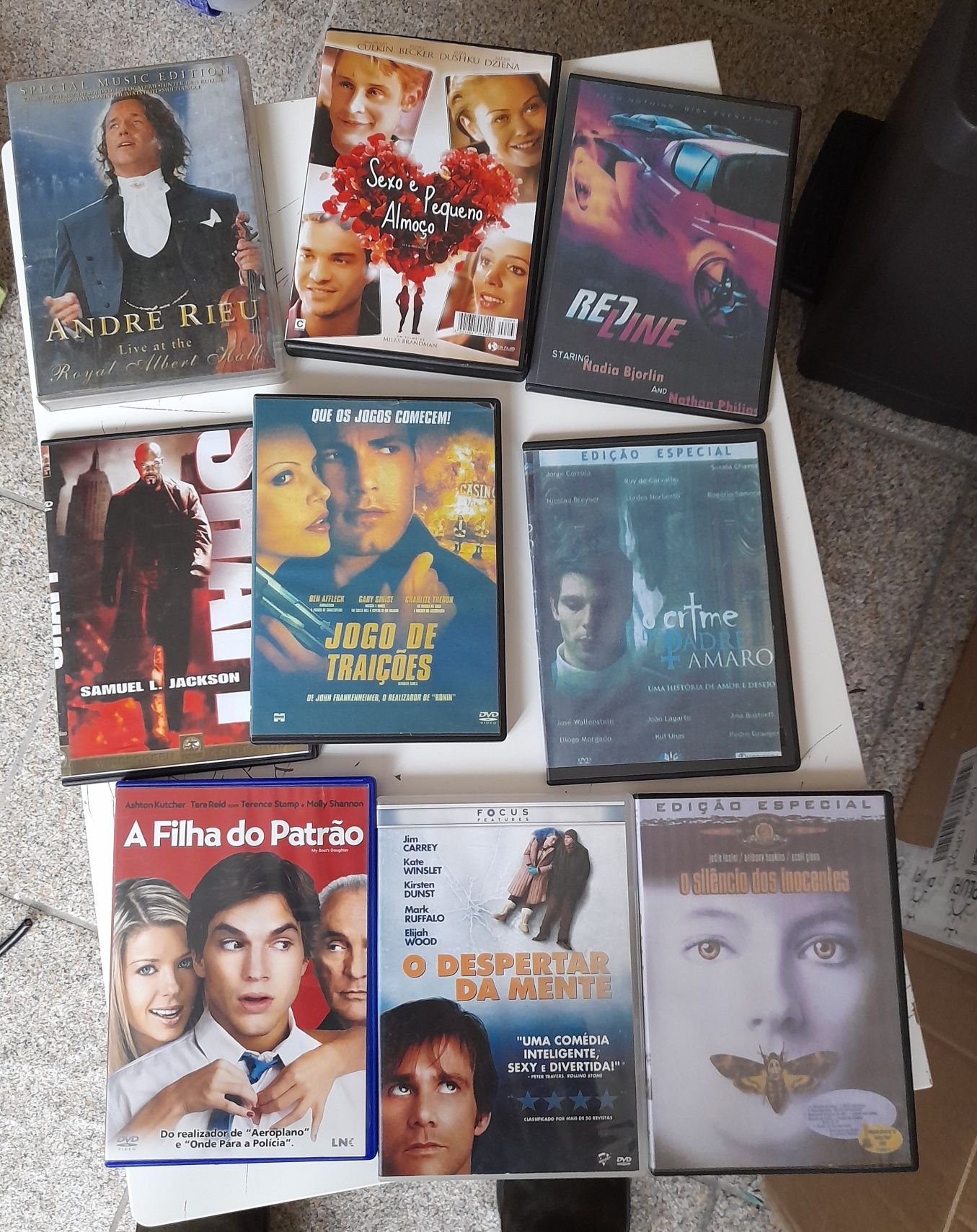 Caixote com diversos vinis,cassetes e DVD's