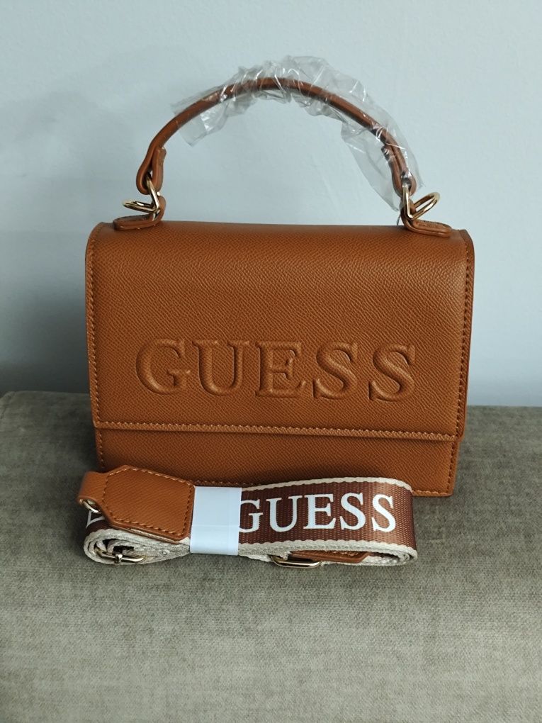 Carteira Guess pequena tem alça tiracolo