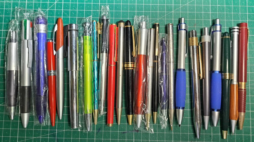 Coleção de várias canetas esferográficas.
