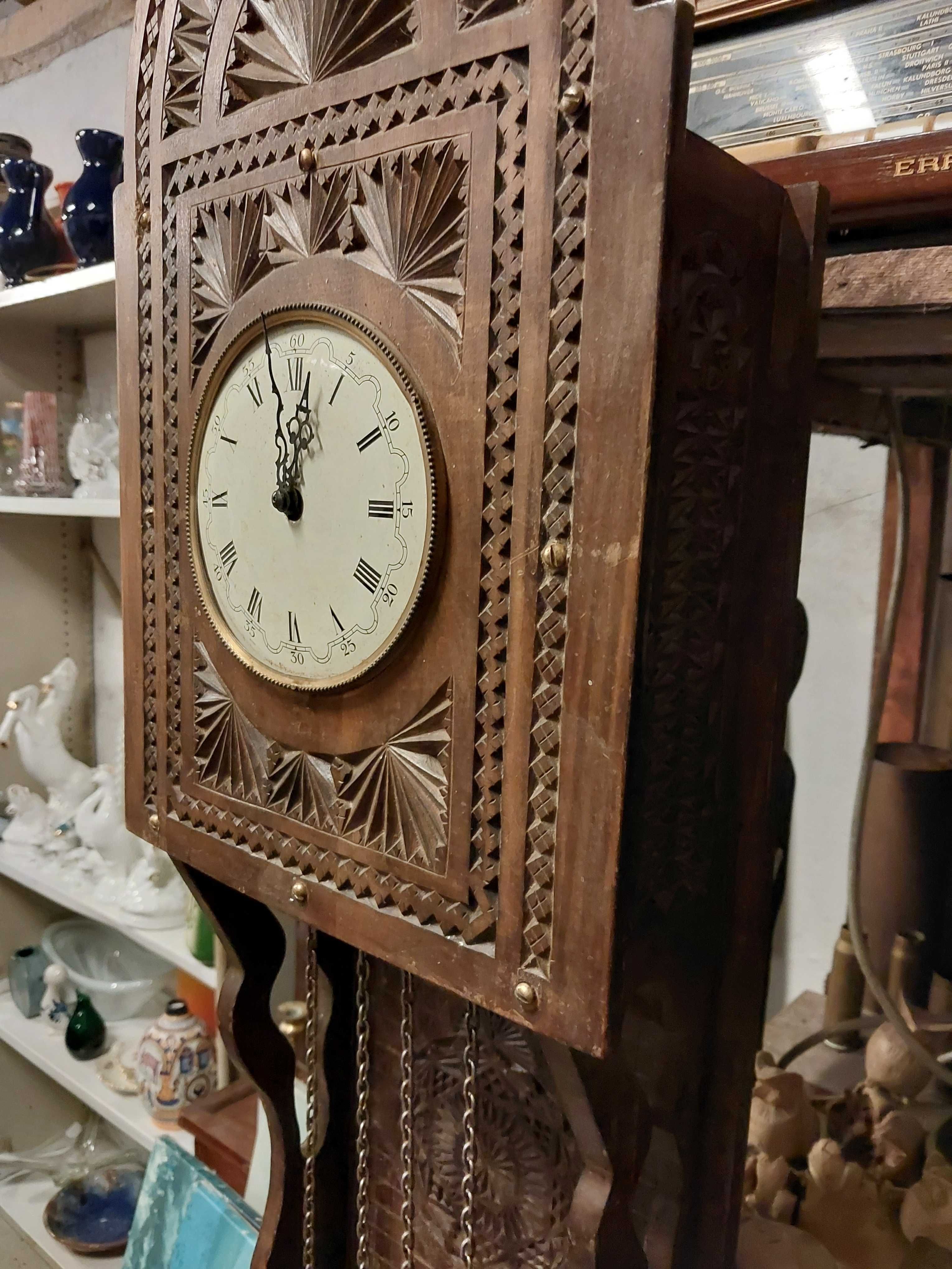 Stary wiszący zegar