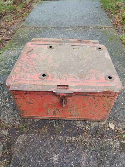 Skrzynia skrzynka metalowa antyk.