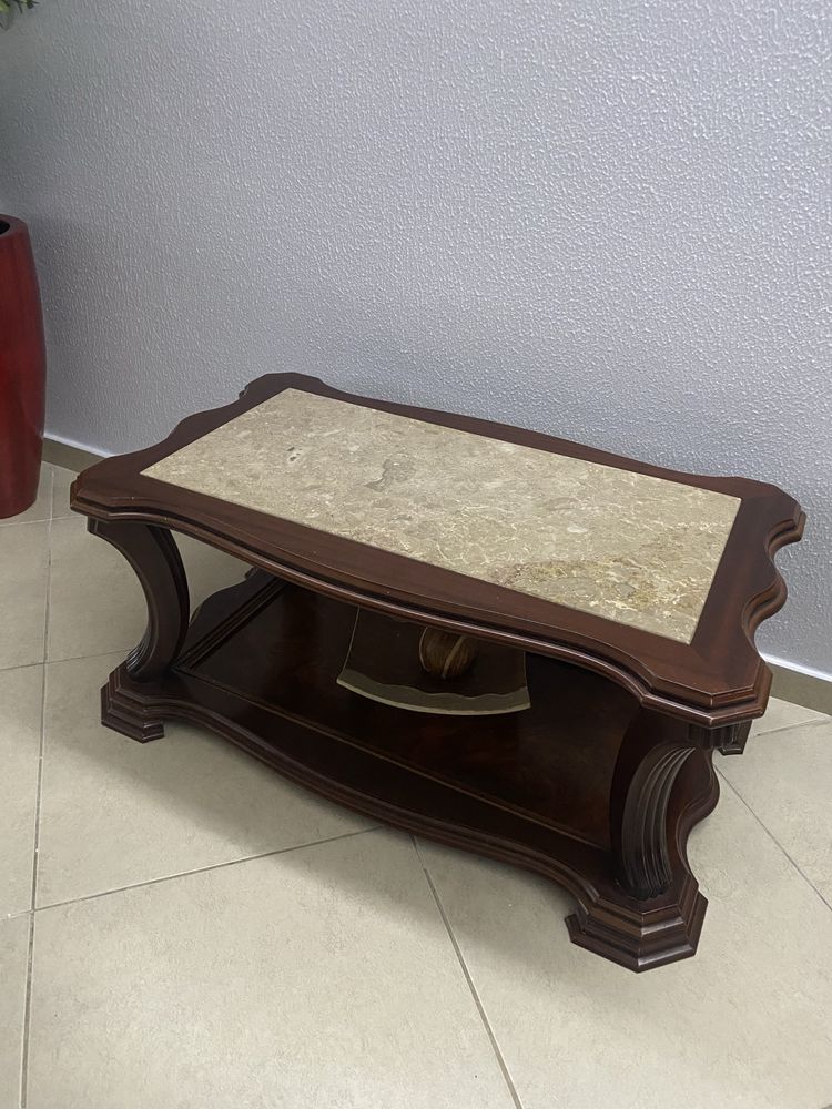 Mesa de centro com tampo em Mármore
