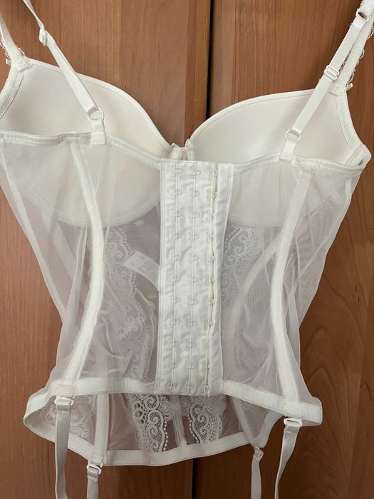 nowy bardzo elegancki gorset w kremowym kolorze