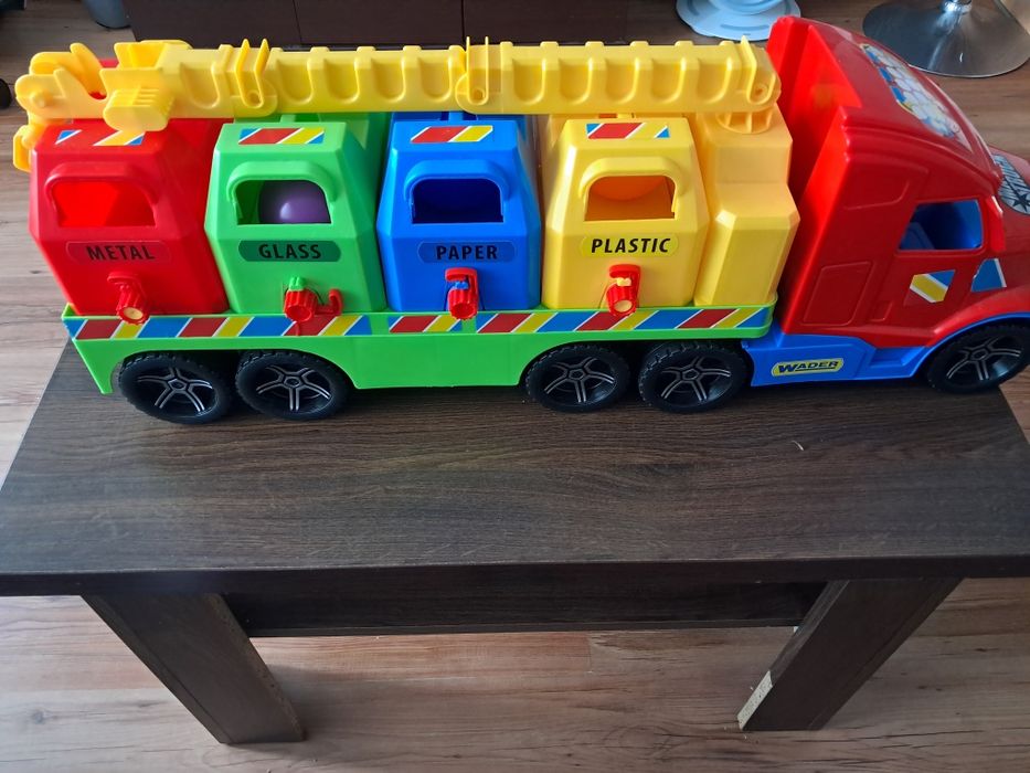 Zabawka śmieciarka.