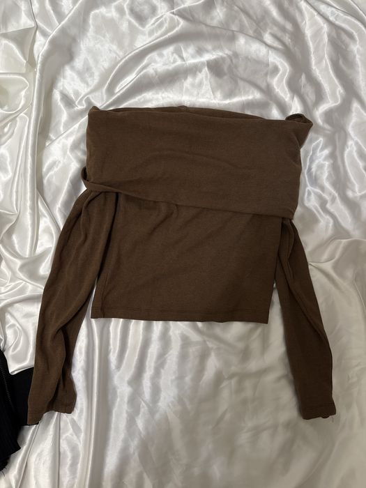 Шоколадний лонгслів із відкритими плечиками