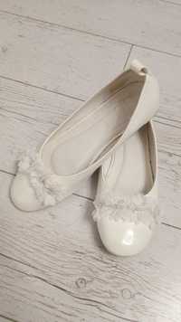 Buty ecru kremowe białe, rozmiar 35, z kwiatkami, lakierowane