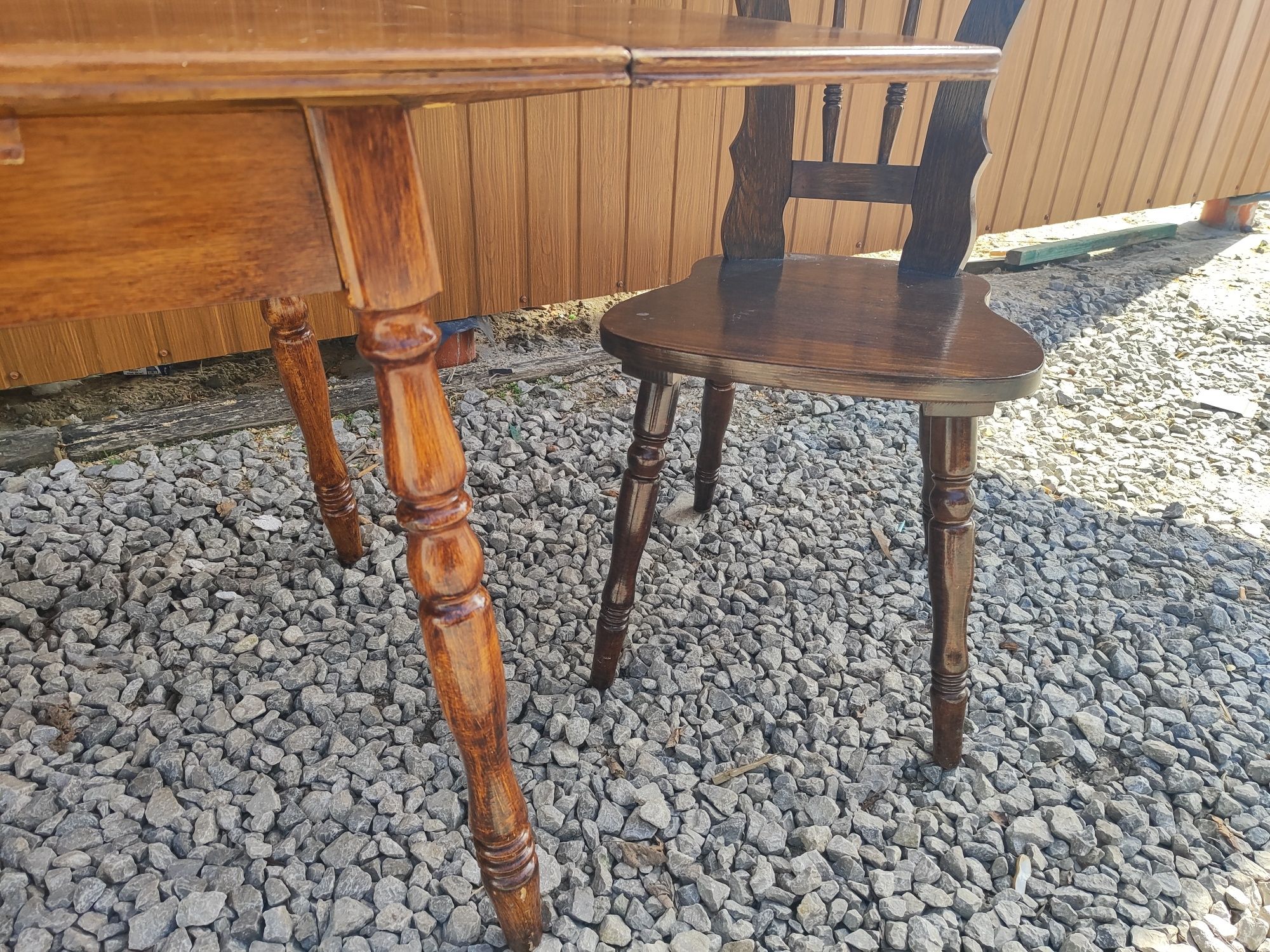 Stół drewniany z dwoma krzeslami